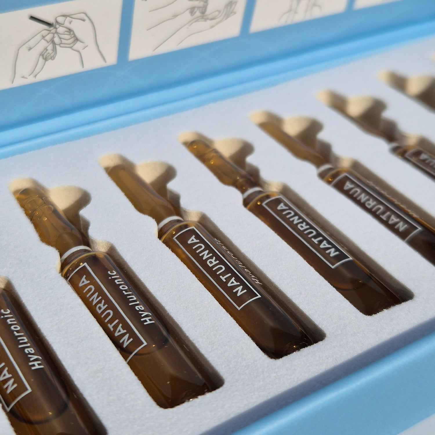 Hyaluronzuur serum van Ruby Essentials in capsules