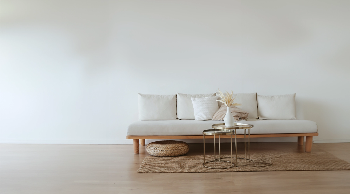 Een schone opgeruimde bank in de woonkamer