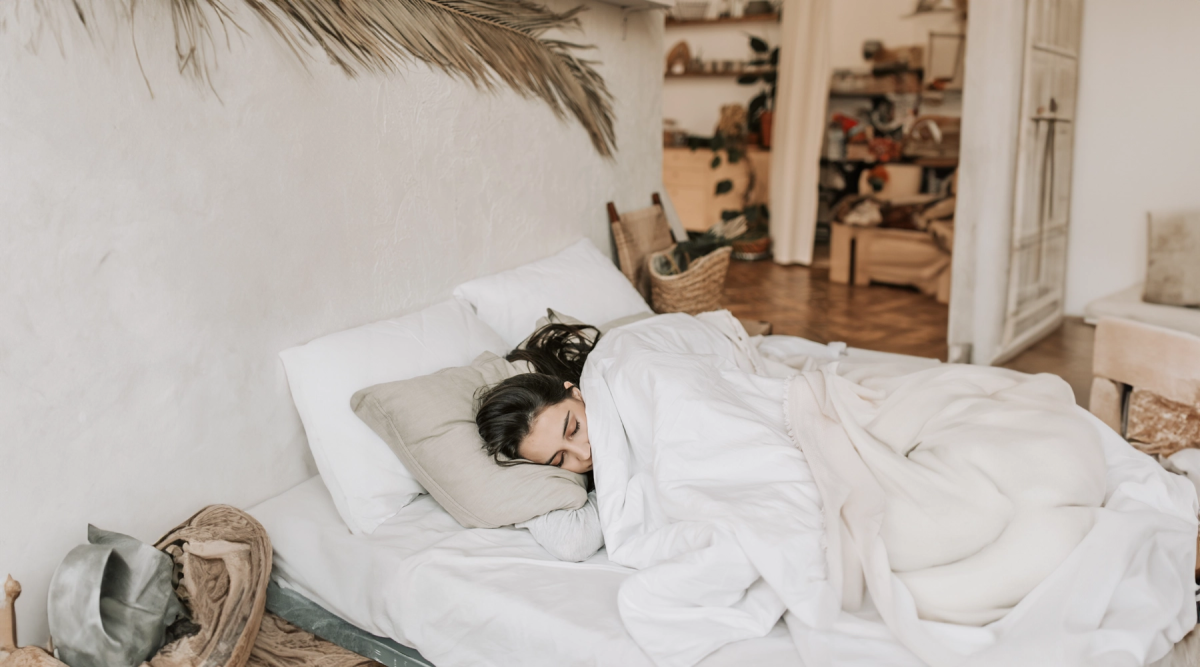 Vrouw rust uit in bed