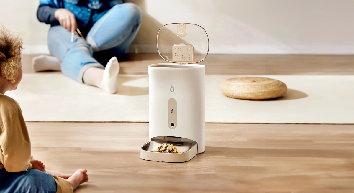 Automatische voerbak in de woonkamer met kinderen in de buurt