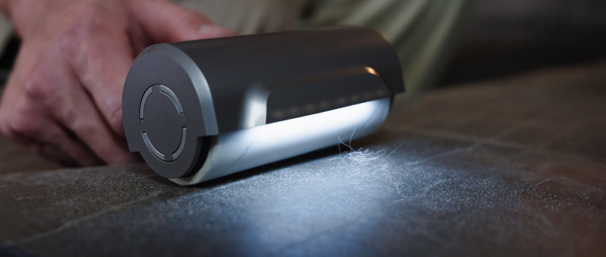 De Fuzz Genie wordt gebruikt op het bankstel om haren te verwijderen.