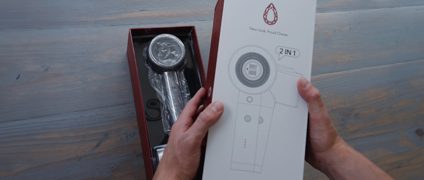 Fuzz Genie wordt uit de verpakking gehaald.