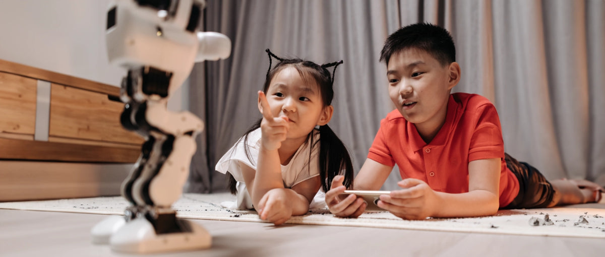 Twee kinderen spelen met een speelgoedrobot.