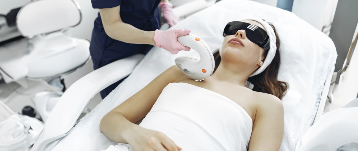 Een vrouw krijgt een laser ontharing behandeling bij een kliniek.