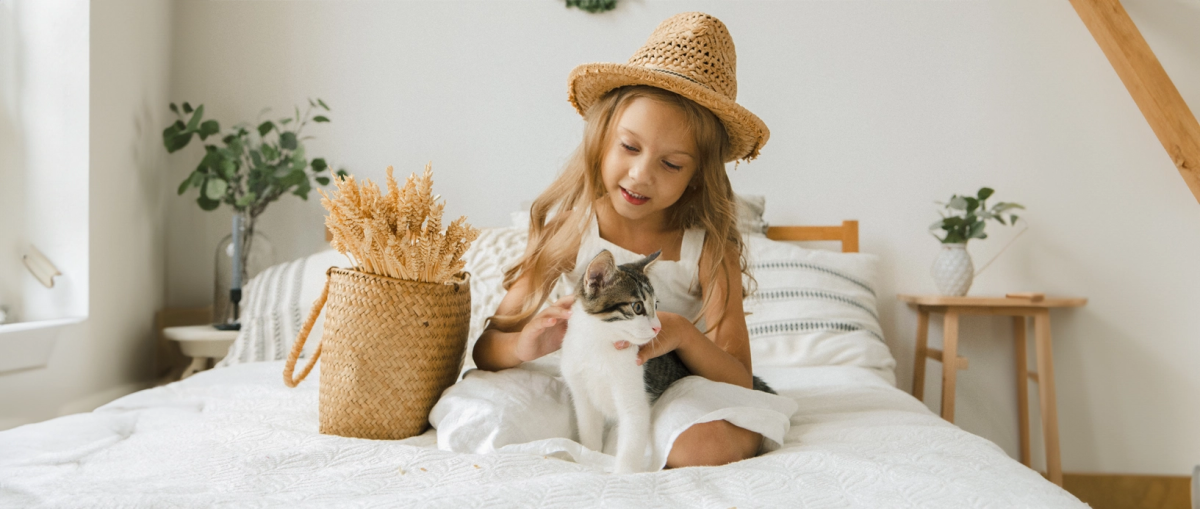 Een meisje geniet van een knuffel met haar kat.