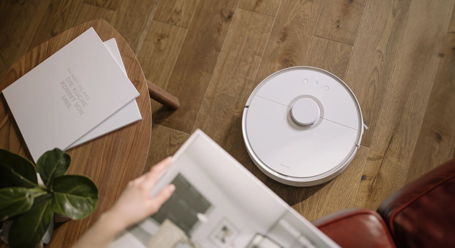 Robotstofzuiger wordt gebruikt in een kleine ruimte