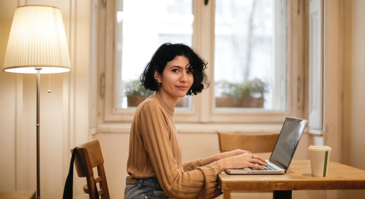 Student die aan het werk is achter haar laptop