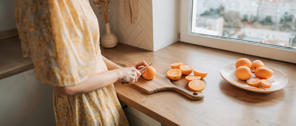Sinasappels worden gesneden door een vrouw.