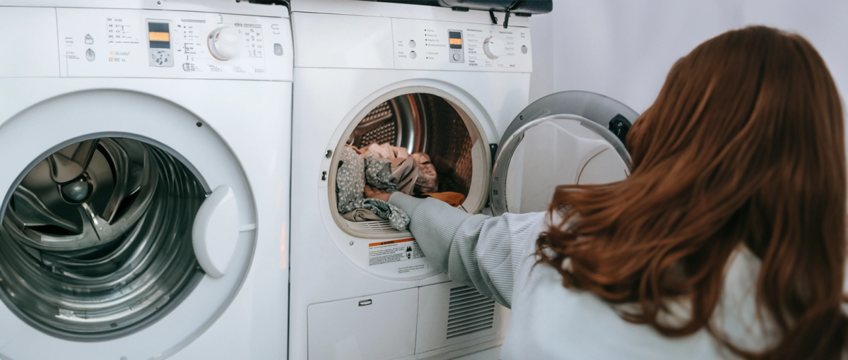 Vrouw stopt was in wasmachine.
