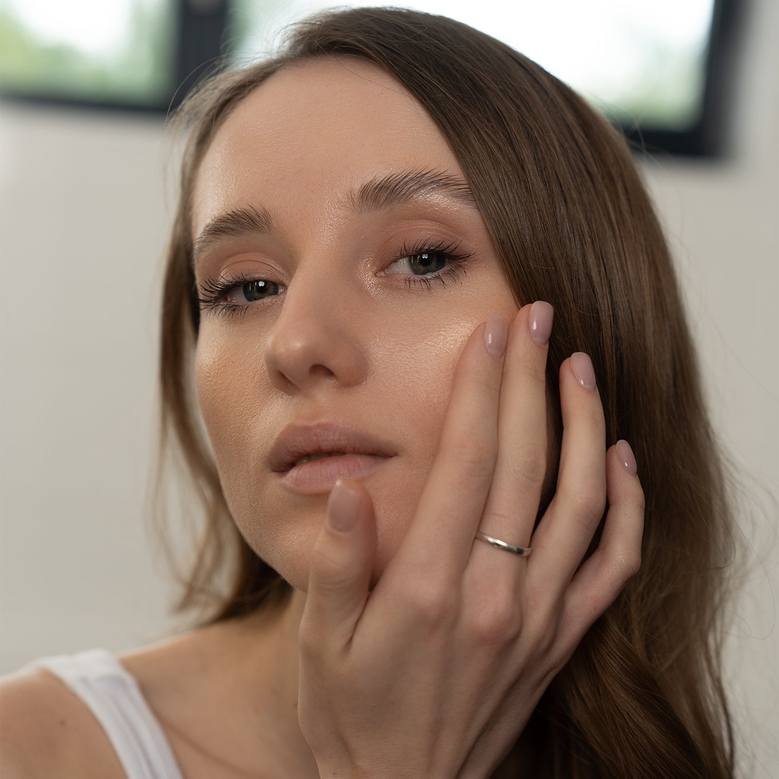 Vrouw smeert de Aloë Vera Gel van Ruby Essentials in op haar gezicht