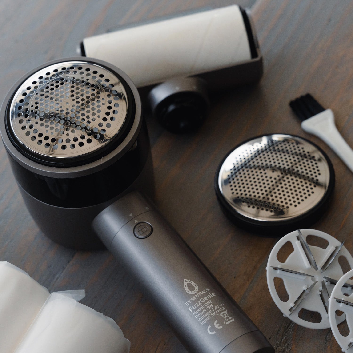 Ruby Essentials Fuzz Genie met onderdelen op tafel