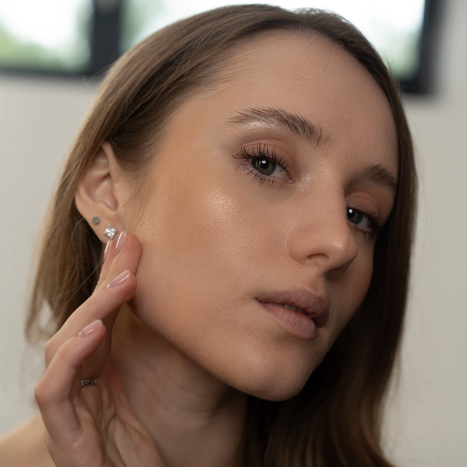 Vrouw kijkt in spiegel en controleert haar gezicht op Acne