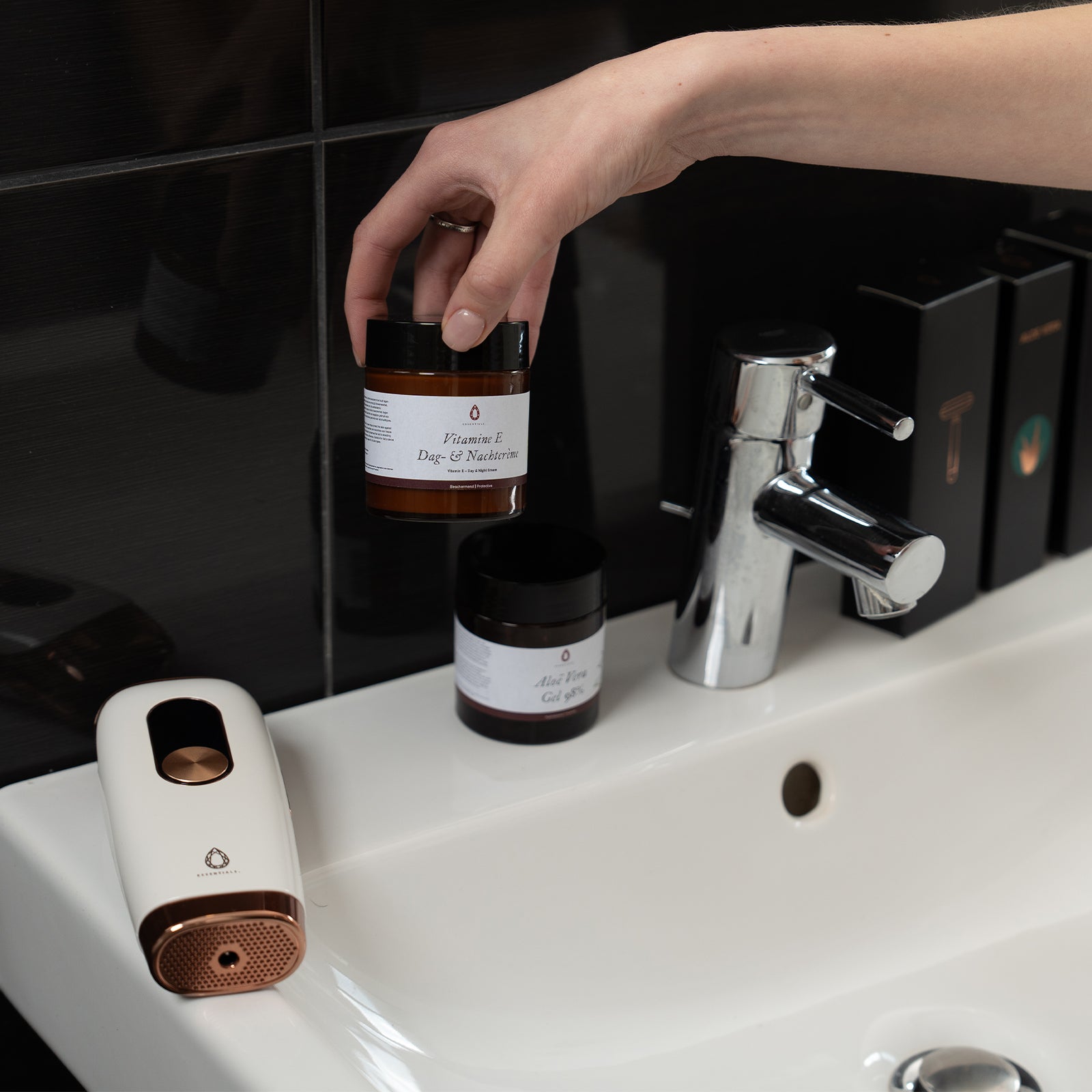 Ruby Essentials vrouw pakt vitamine e crème op